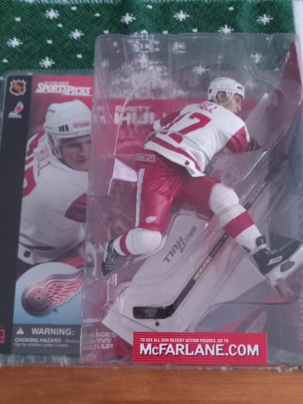 Pair of McFarlane collectible hockey figures, Shanahan and Hull new in packaging